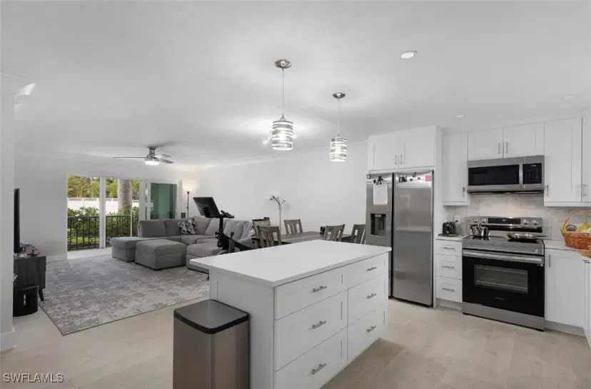 Picture of 5 High Point Cir W 112, Naples FL 34103