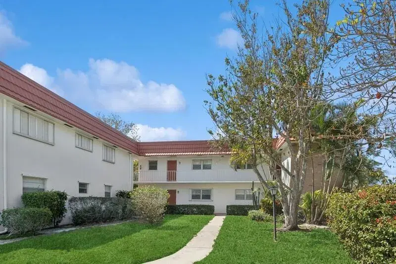Picture of 2600 SE Ocean Boulevard J2, Stuart FL 34996