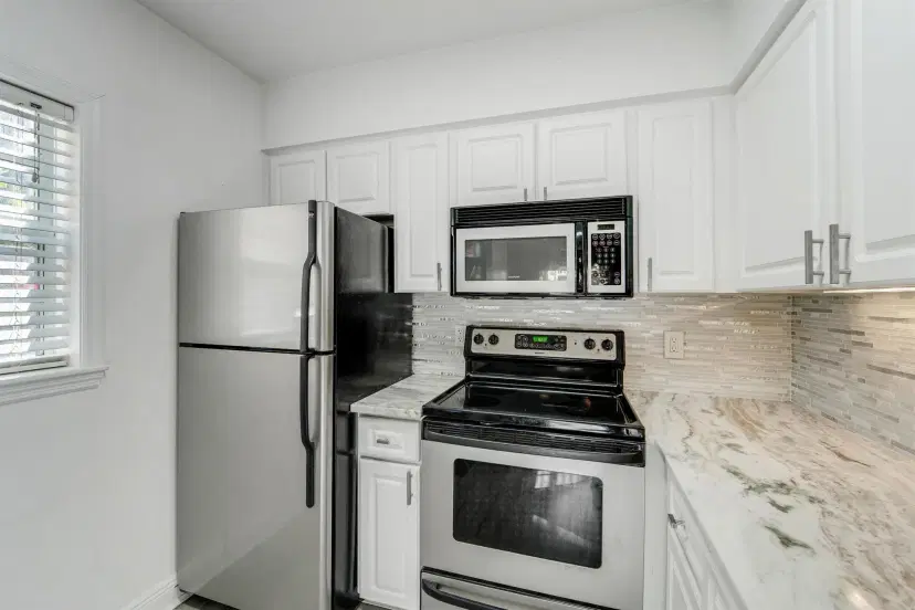 Picture of 1035 Lake Shore Drive 101, Lake Park FL 33403