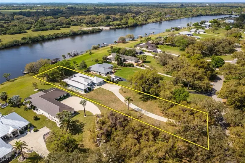 Picture of 1261 Riverbend Dr, Labelle FL 33935