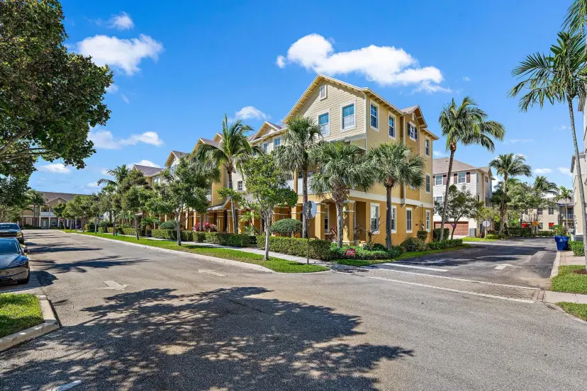 Picture of 107 W Pigeon Plum Drive 108, Jupiter FL 33458