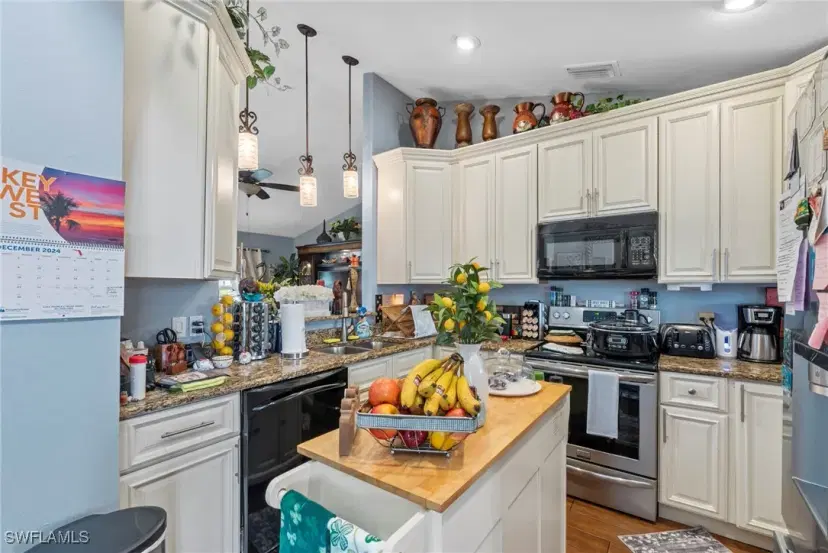 Picture of 1216 SE 3Rd St, Cape Coral FL 33990