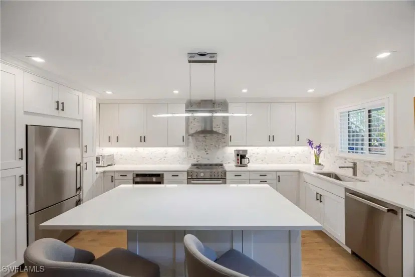Picture of 537 Broad Ave S 537, Naples FL 34102