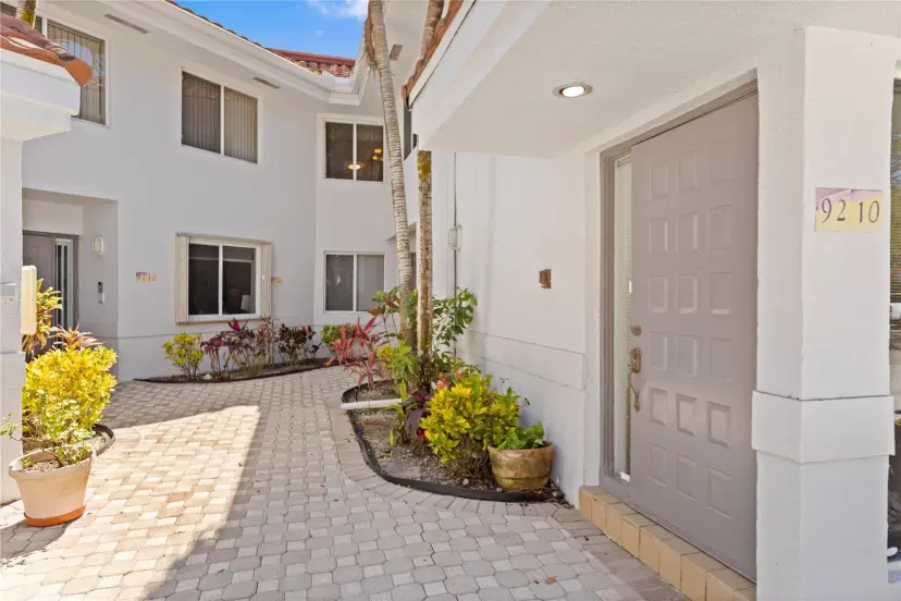 Picture of 9210 NW 9Th Ct C-2L, Plantation FL 33324