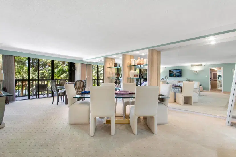 Picture of 2480 Presidential Way 204, West Palm Beach FL 33401