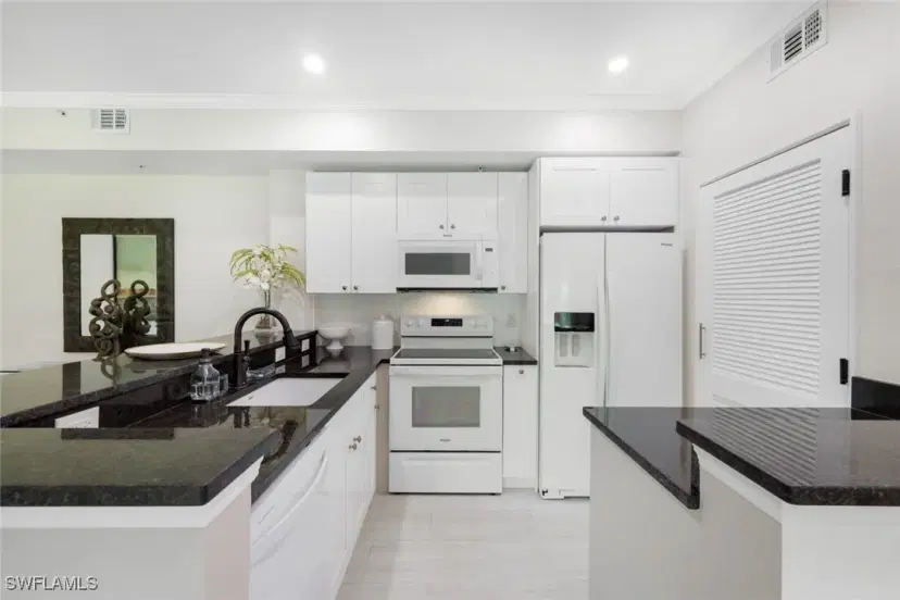 Picture of 6300 Aragon Way 101, Fort Myers FL 33966