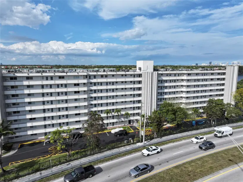 Picture of 1175 Miami Gardens Dr 703, Miami FL 33179