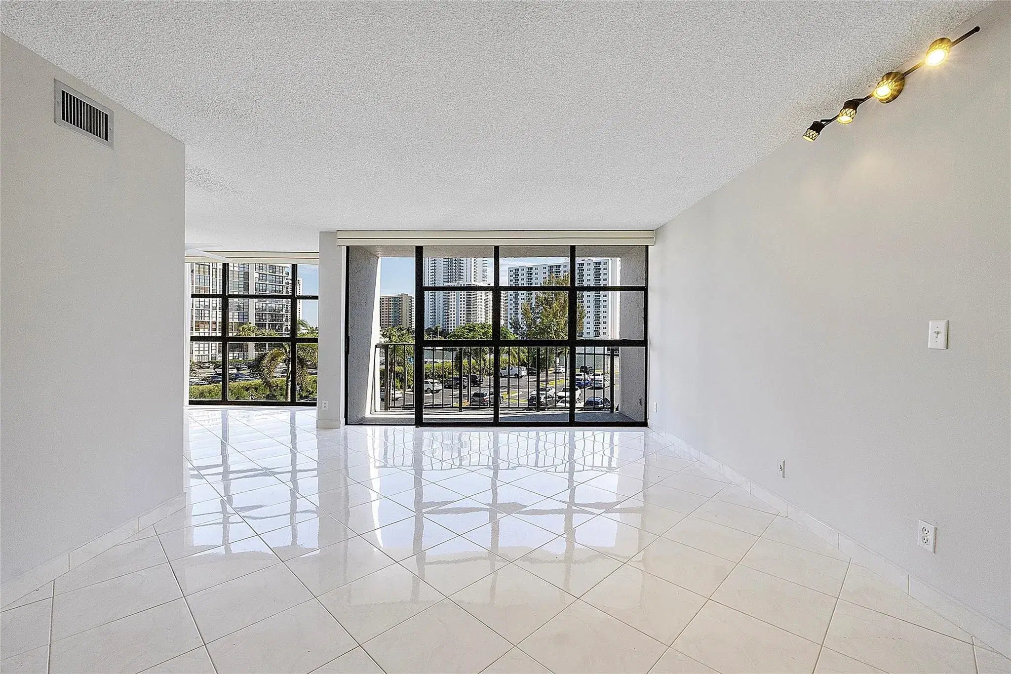 Picture of 600 Parkview Dr 308, Hallandale Beach, FL 33009