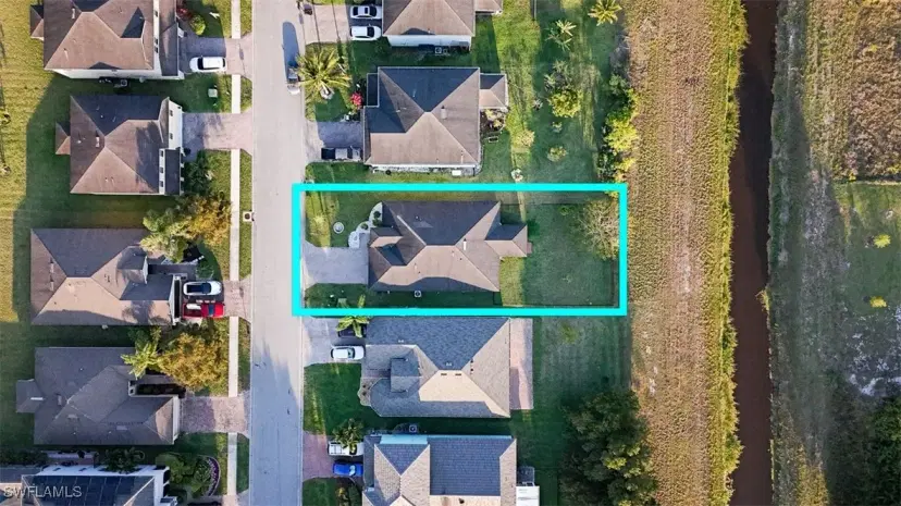 Picture of 10372 Canal Brook Ln, Lehigh Acres FL 33936