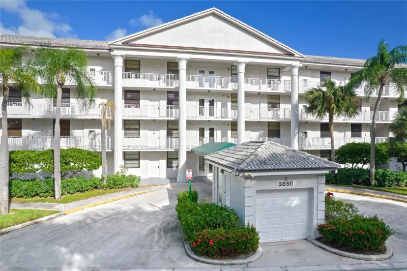 Picture of 3650 Whitehall Dr 201, West Palm Beach FL 33401