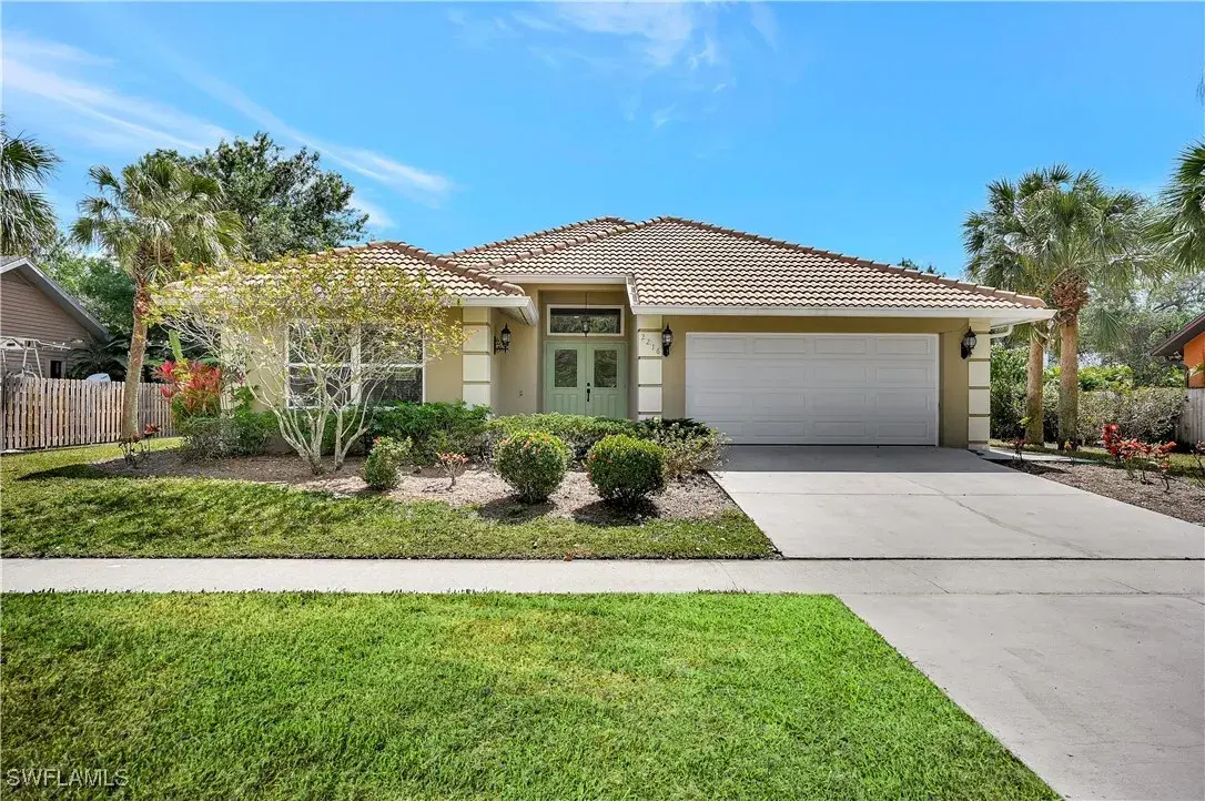 Picture of 2216 Outrigger Ln, Naples, FL 34104