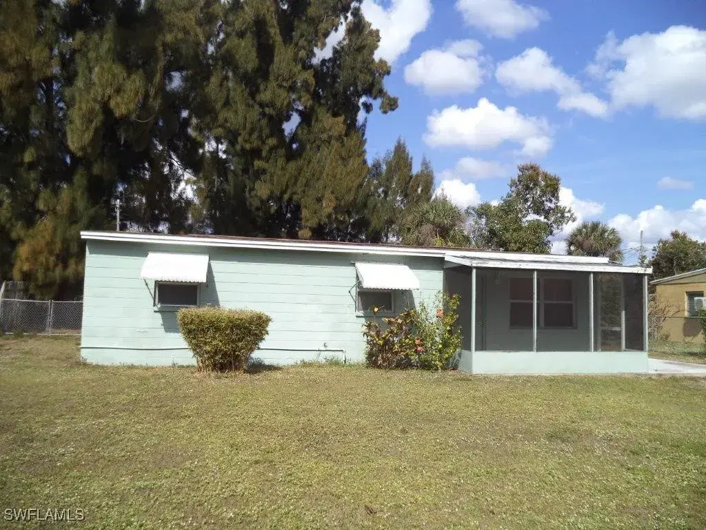 Picture of 981 Lakeview Dr, North Fort Myers, FL 33903