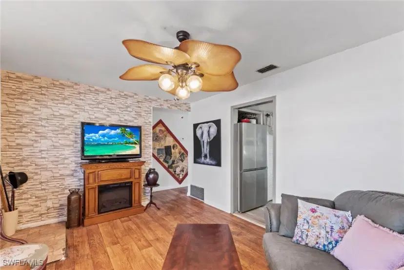 Picture of 8 Parkwood Villas Ct, Lehigh Acres FL 33936