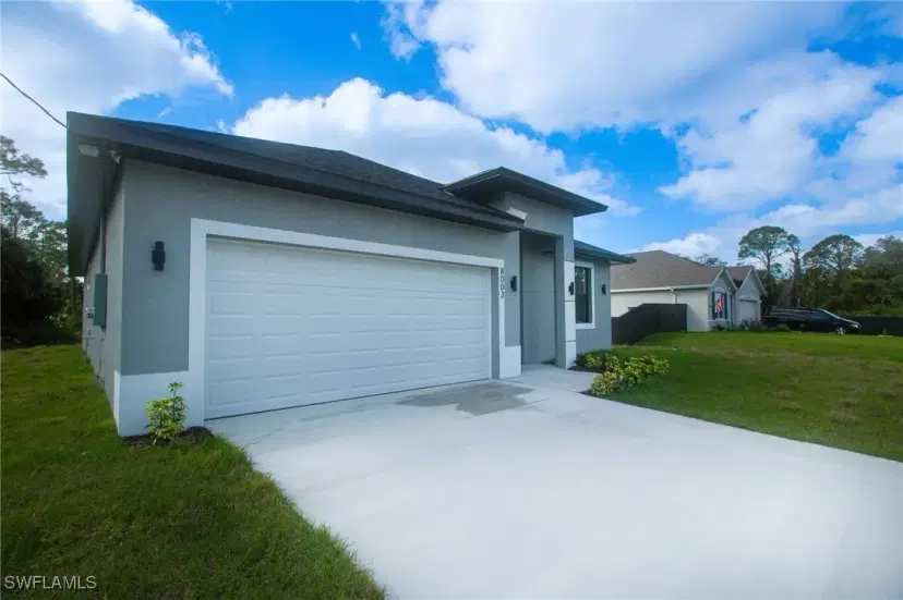 Picture of 8003 Sherwood Cir, Labelle FL 33935