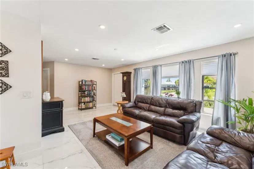 Picture of 401 SE 14Th Ter, Cape Coral FL 33990