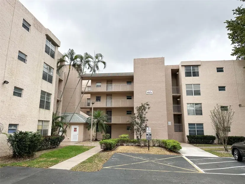 Picture of 9471 Evergreen Pl 105, Davie FL 33324