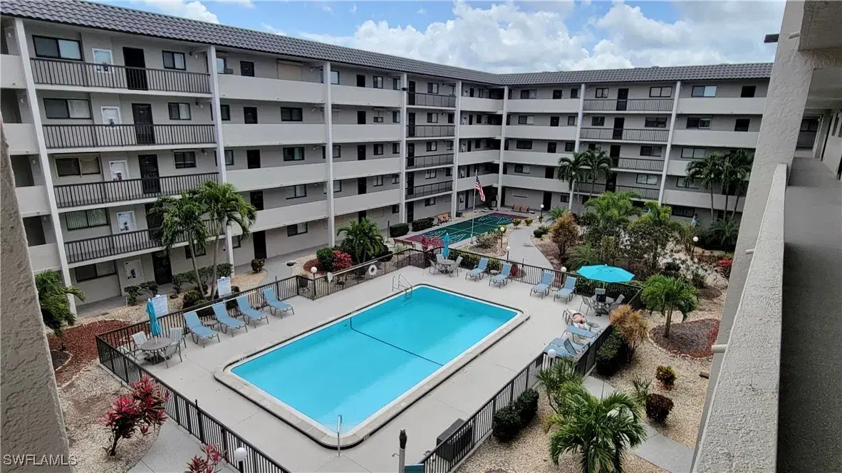 Picture of 2121 Collier Ave 405, Fort Myers, FL 33901
