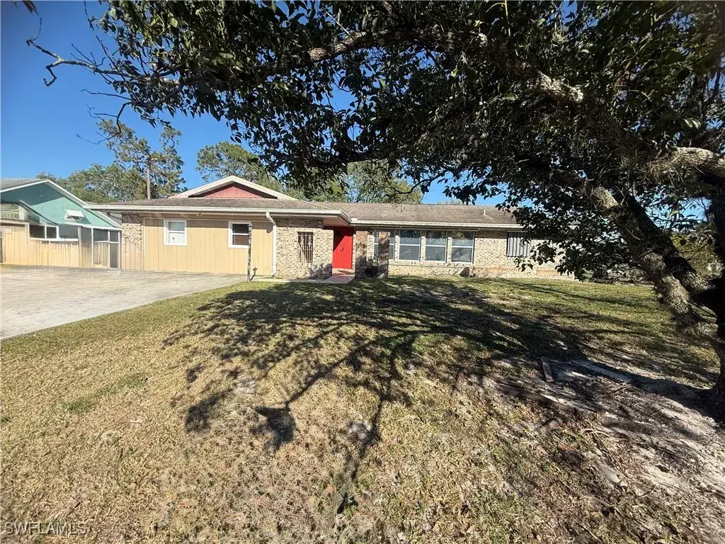 Picture of 1661 Country Club Pkwy, Lehigh Acres, FL 33936