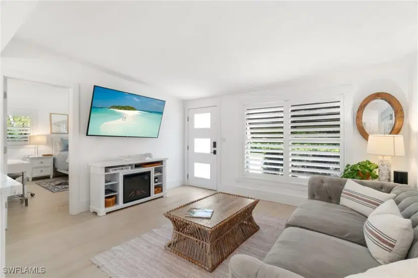 Picture of 2180 Harbor Ln, Naples FL 34104