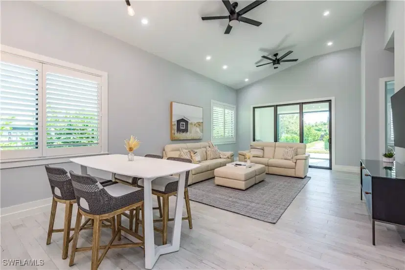 Picture of 1258 Solana Rd, Naples FL 34103