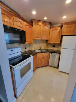Picture of 1021 Crystal Lake Dr 104, Deerfield Beach, FL 33064