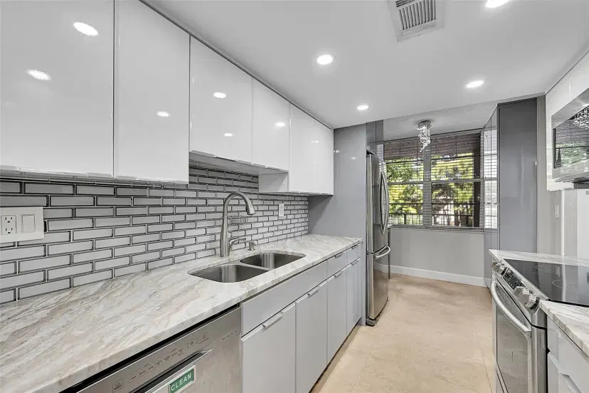 Picture of 4850 NW 29Th Ct 220, Lauderdale Lakes FL 33313