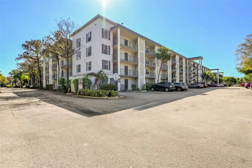 Picture of 4850 NW 29Th Ct 220, Lauderdale Lakes FL 33313