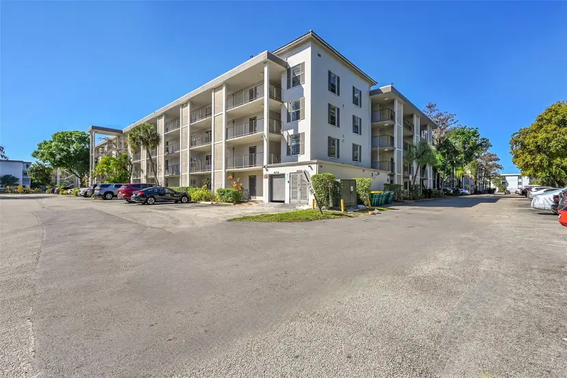 Picture of 4850 NW 29Th Ct 220, Lauderdale Lakes FL 33313