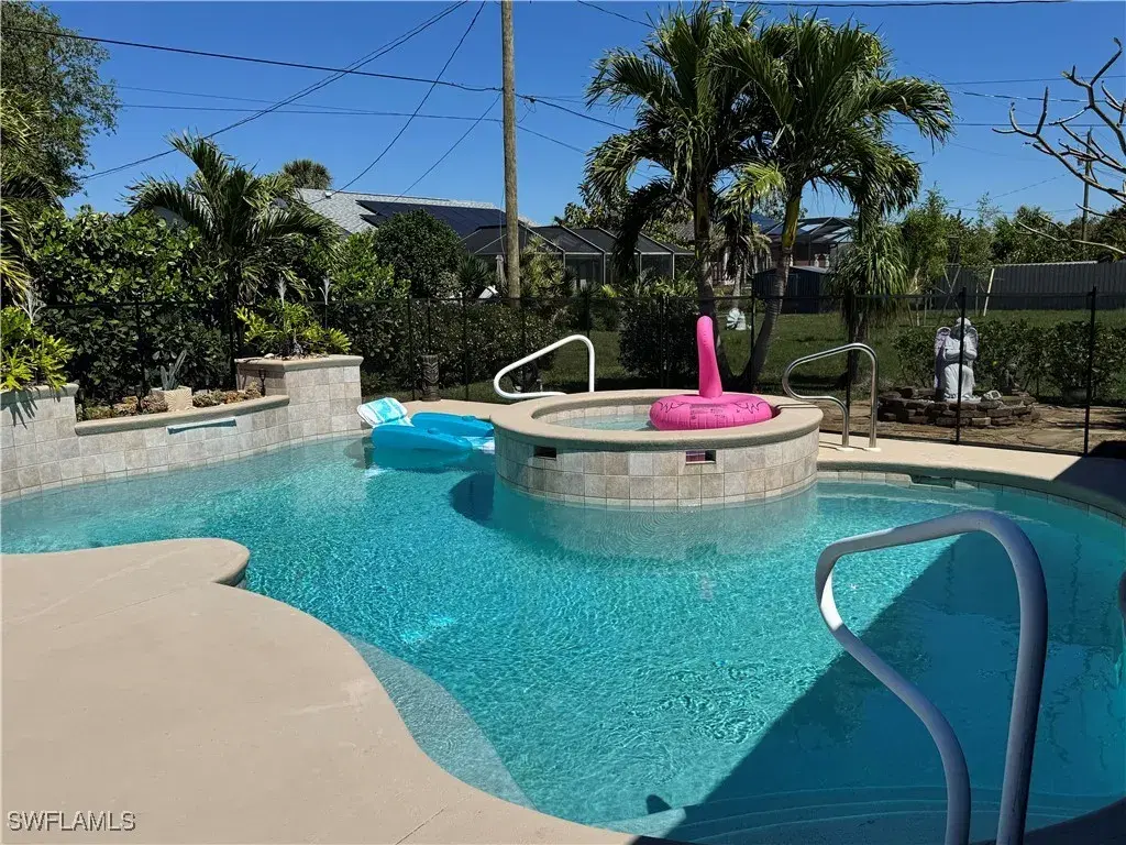 Picture of 911 NE 10Th St, Cape Coral, FL 33909