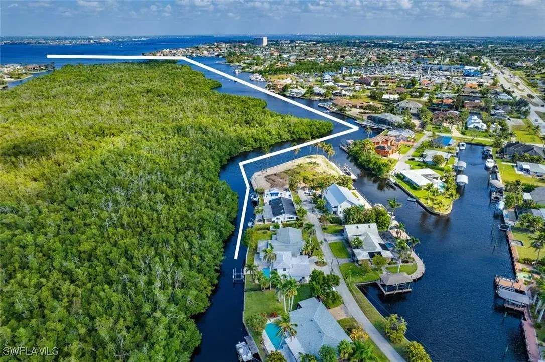 Picture of 134 Crescent Dr, Fort Myers, FL 33919