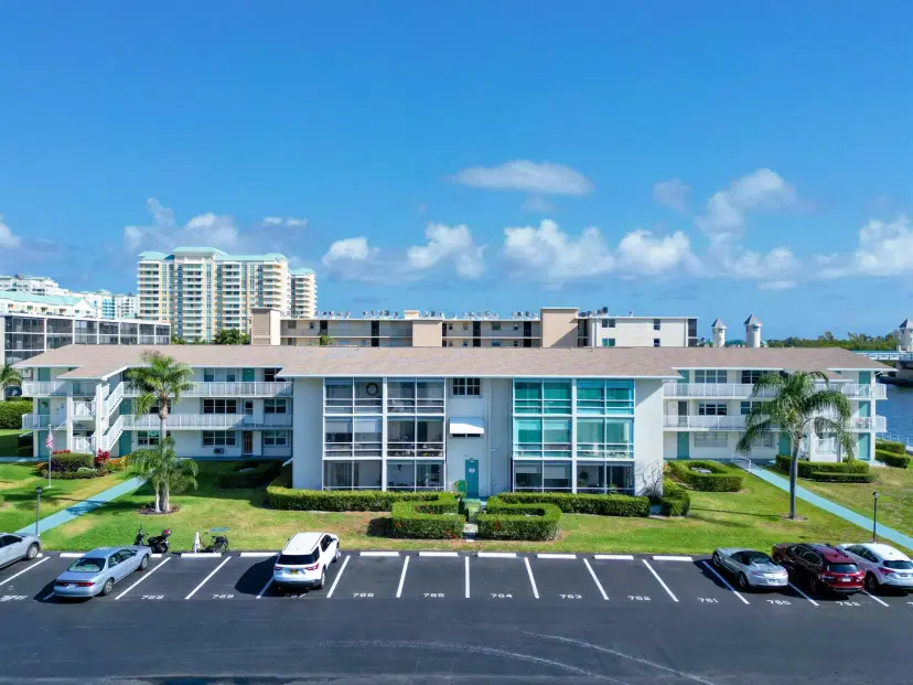Picture of 170 Horizons E 202, Boynton Beach FL 33435