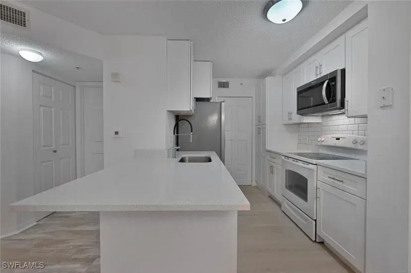 Picture of 8960 Colonnades Ct E 915, Bonita Springs FL 34135
