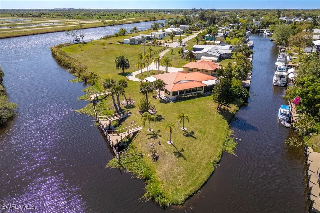 Picture of 1107 E Anchor Ln, Moore Haven, FL 33471