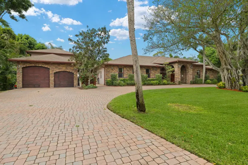 Picture of 265 Westwood Circle E, West Palm Beach FL 33411