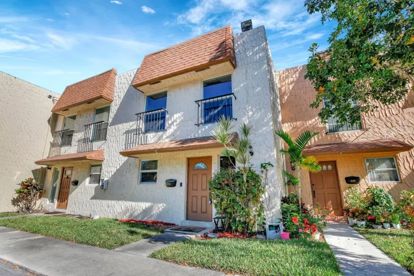 Picture of 541 N Pine Island Road 22, Plantation FL 33324