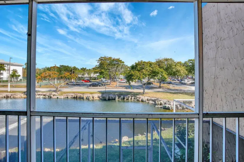 Picture of 541 N Pine Island Road 22, Plantation FL 33324