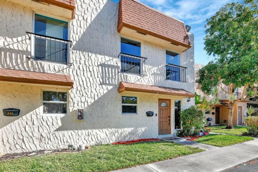Picture of 541 N Pine Island Road 22, Plantation FL 33324
