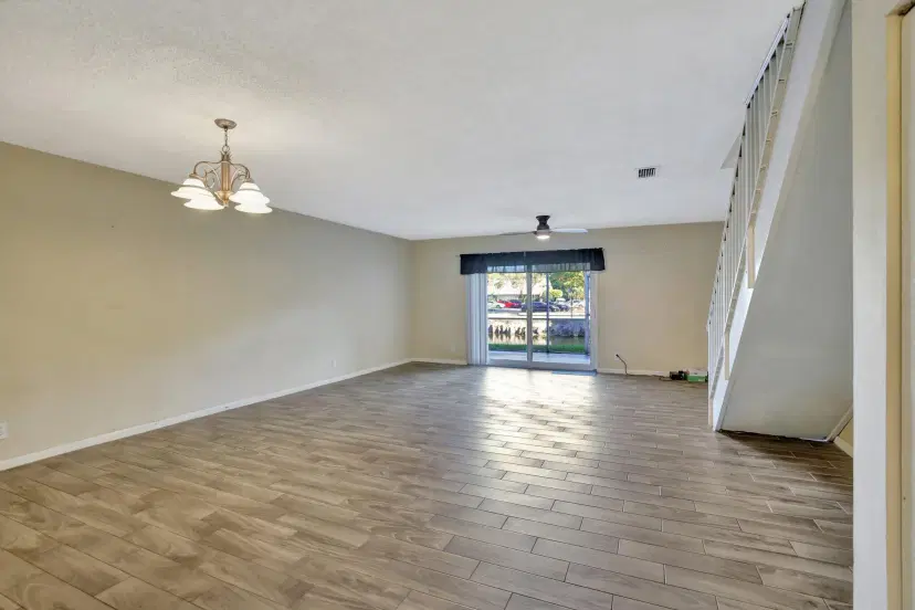 Picture of 541 N Pine Island Road 22, Plantation FL 33324
