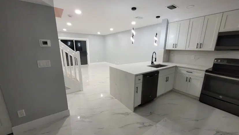 Picture of 20873 NW 3Rd Ln 20873, Pembroke Pines FL 33029