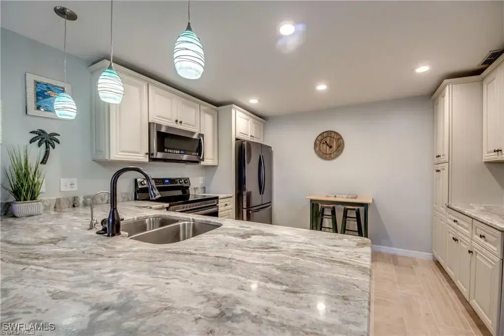 Picture of 6337 Royal Woods Dr, Fort Myers, FL 33908
