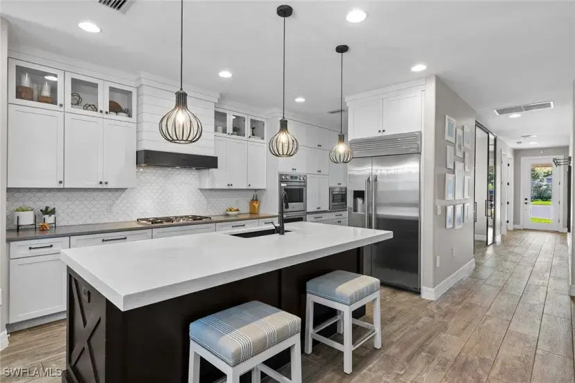 Picture of 7111 Barnsbury Ln, Naples FL 34109
