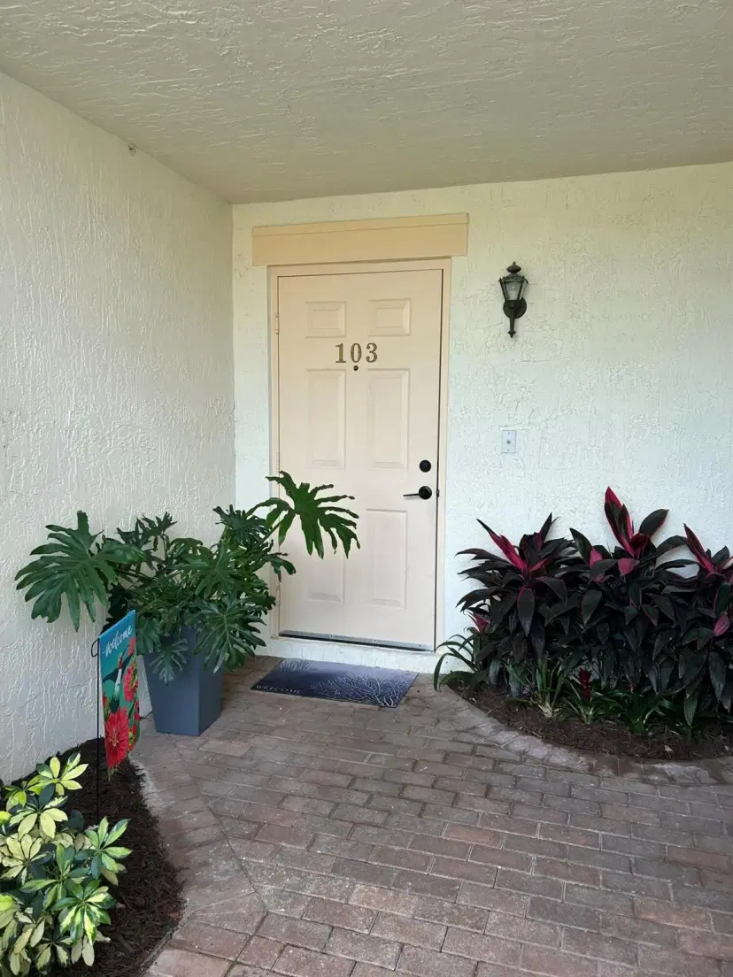 Picture of 536 7TH Square 103, Vero Beach FL 32962