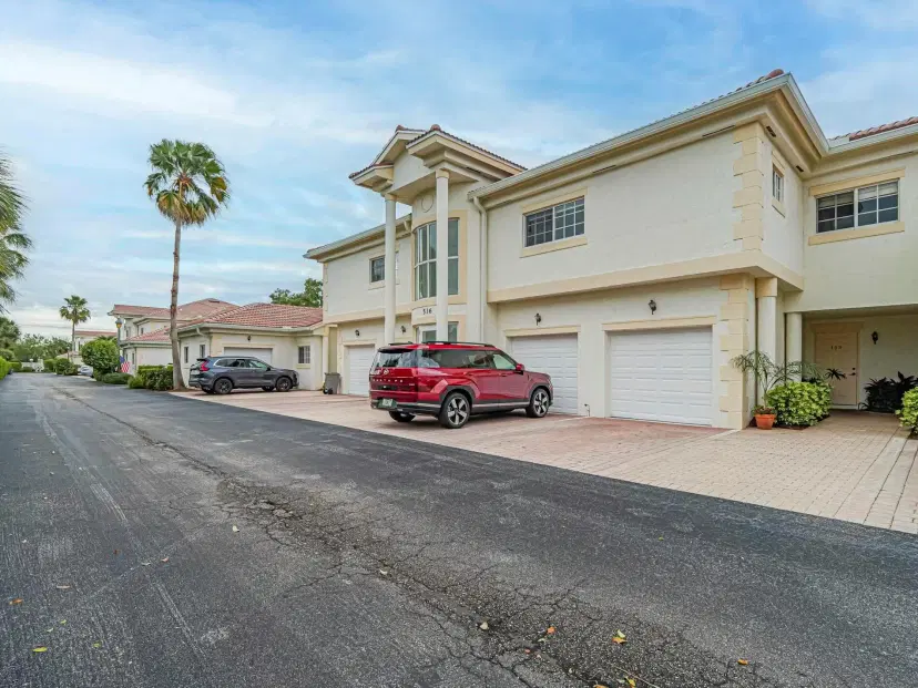 Picture of 536 7TH Square 103, Vero Beach FL 32962