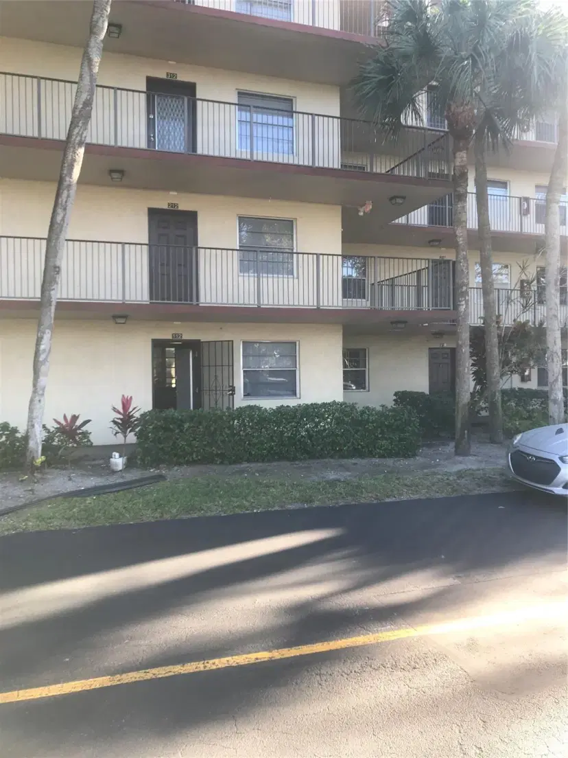 Picture of 3341 NW 47 Terrace 112, Lauderdale Lakes FL 33319