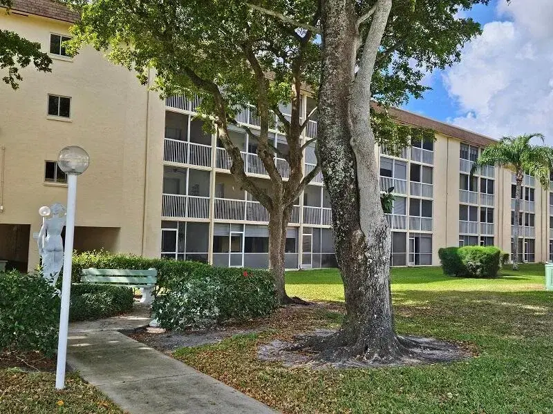 Picture of 300 Village Green Circle S 406, Palm Springs FL 33461