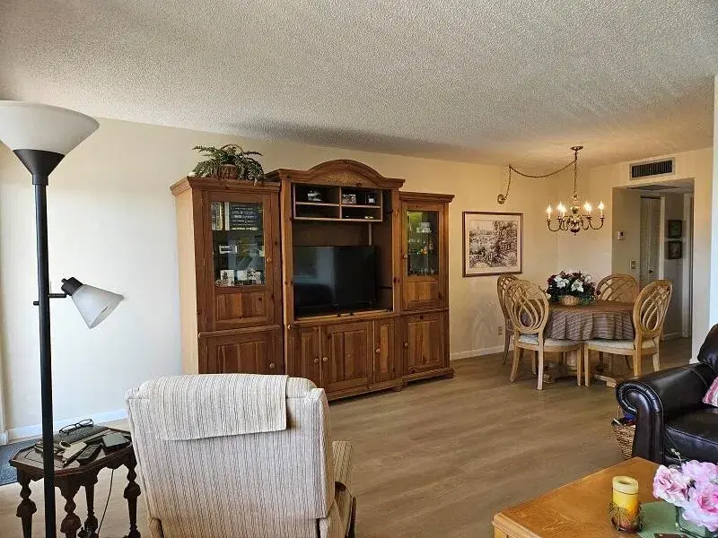 Picture of 300 Village Green Circle S 406, Palm Springs FL 33461