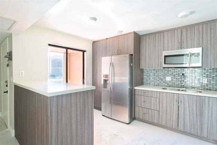 Picture of 227 Lakeview Dr 105, Weston FL 33326