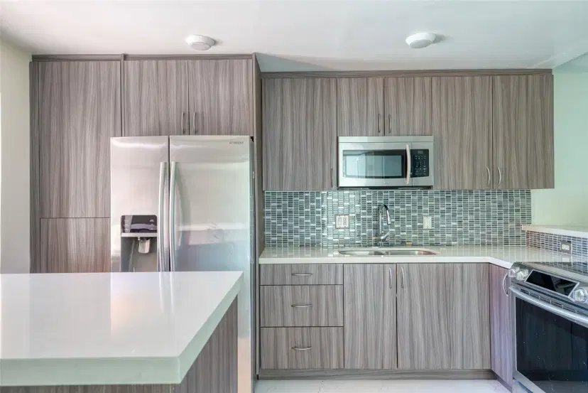 Picture of 227 Lakeview Dr 105, Weston FL 33326