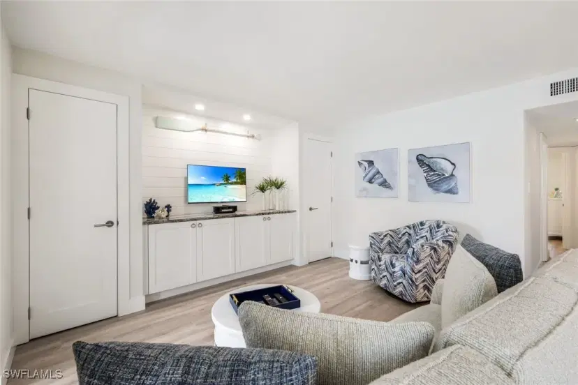 Picture of 350 Harbour Dr 350, Naples FL 34103