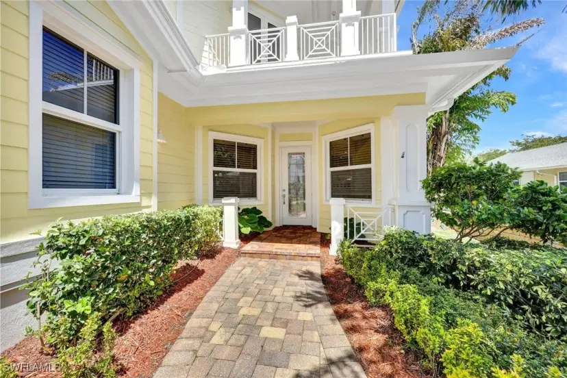 Picture of 699 Fairway Ter, Naples FL 34103